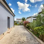 Lovely House With Garden Near City Centre
